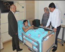 Başkan Uyar hastanede hastaları ziyaret ediyor yarım elma gönül alma