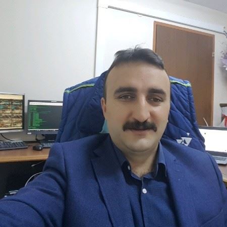 İŞİYLE PERSONELİYLE UYUM SAĞLAYAN BAŞARILI BİR MÜDÜR.