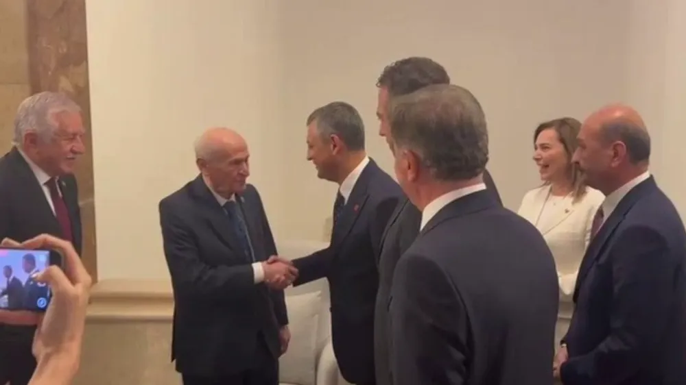 ÖZGÜR ÖZEL HALEFLERİNİ TEDİRGİN EDİYOR.