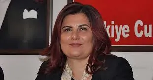 ÇERÇİ OĞLU BAŞIM DİK DESENDE BOYNUNDAKİ FULARUNDAN HUYLANIYORUM VAR BİR KAKA DİRİM.