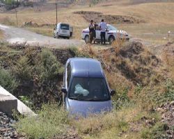 IRMAK KÖYÜNDE KAZA OTOMOBİL KENDİNİ BULDOZER SANMIŞ.