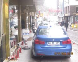 SAYIN SAYGILI TRAFİKTEN SORUMLU ZABITA MÜDÜRÜN NE İŞLE MEŞKUK YAYALAR GEÇECEK YER BULAMIYOR.