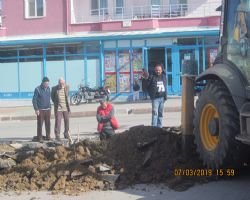 DIŞKI BÖCÜĞÜ GİBİLER MAHALLEYE BELEDİYENİN BİR ARACI GELMEYE GÖRSÜNLER.HEMEN BİRİKİYORLAR.